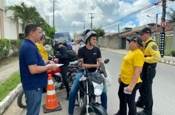 Educadores abordam motociclistas para orientar e distribuir material informativo. | Késya Holanda (estagiária)/ Ascom DMTT