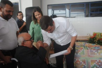 Padre Manoel Henrique recebe, das mãos do vice-prefeito Marcelo Palmeira, o  Selo de Direitos Humanos. (Fotos: Marco Antonio/Secom Maceió)