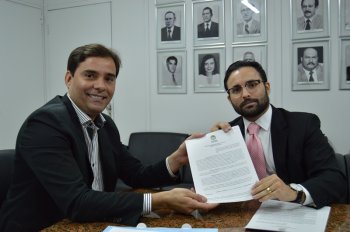 Presidente Kelmann Vieira assinou contrato para realização do concurso