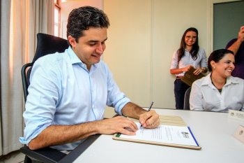 Rui Palmeira assina o contrato de produtos da Agricultura Familiar. Foto: Pei Fon/ Secom Maceió