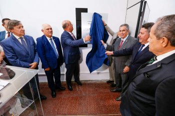 Desembargadores do TJAL descerram placa de inauguração da nova sede da Ouvidoria. | Caio Loureiro