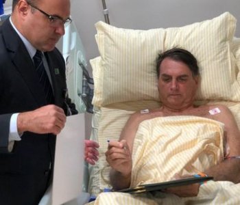 O presidente Jair Bolsonaro assina decretos no hospital - Divulgação Presidência da República