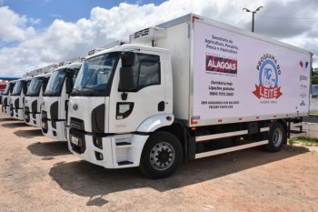 Em Arapiraca, representantes de prefeituras da região, cooperativas e associações rurais receberam 60 tratores e 14 caminhões-frigorífico destinados à potencialização da produção rural em municípios do Agreste e Sertão