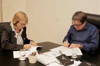 Reitora Verônica Correia e desembargador Tutmés Airan assinaram termo de cessão nesta sexta (13). Foto: Adeildo Lobo