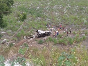 Veículo caiu numa ribanceira e motorista morreu antes de receber socorro (Cortesia PRF) 
