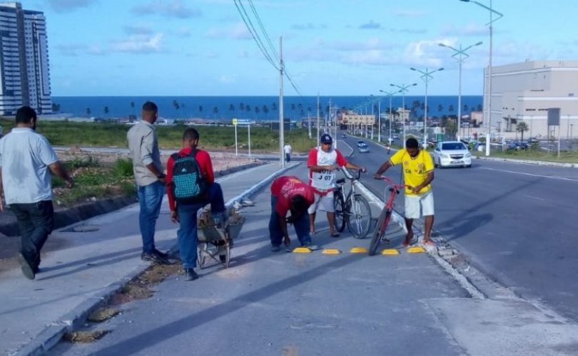 Equipe de sinalização da SMTT remove tachões em ciclovia no bairro de Cruz das Almas. Foto: Ascom SMTT