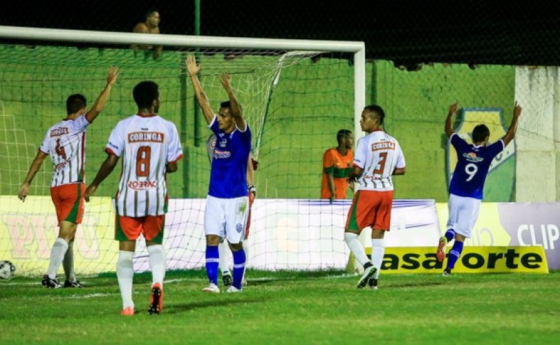 Jacó festeja o único gol da partida (Foto: Ailton Cruz/Gazeta de Alagoas)
