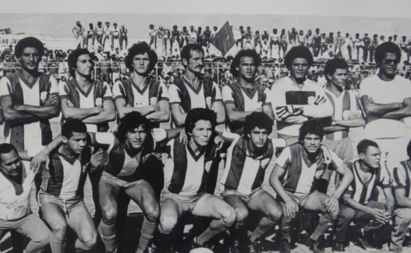 Time base do CSA em 1981: Em pé: Jorginho, Flávio, Veiga, Felipão, Geraldo e Zé Luiz; agachados: Jacozinho, Freitas, Dentinho, Rommel e Mug. (foto: Museu dos Esportes/Acervo)