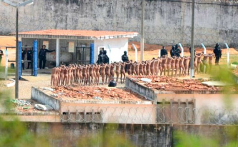 Polícia faz revista de presos (Foto: Adriano Abreu/Tribuna do Norte)