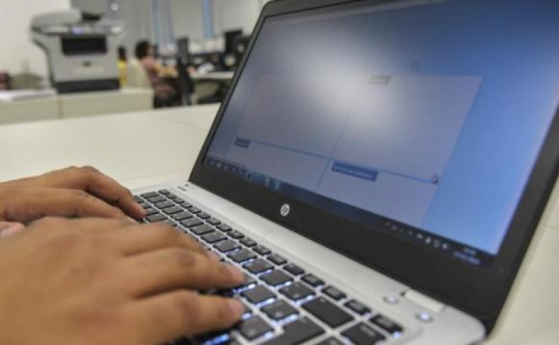 Segundo a análise, 28,3% dos estudantes do Brasil afirmaram que têm acesso a computadores com internet nas escolas - EBC