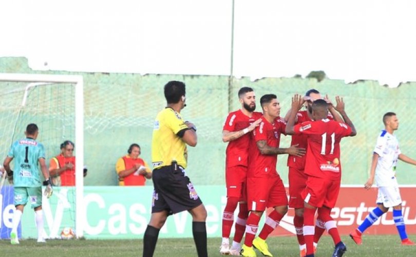 Gamalho comemora o gol de empate com os companheiros (Foto: Ailton Cruz/Gazeta de Alagoas)