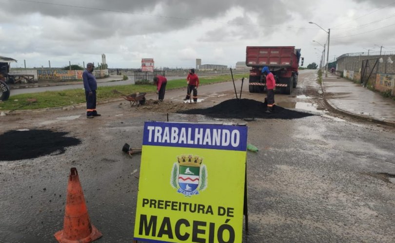 Prefeitura realiza manutenção de vias no Conjunto Cidade Maceió 1. Foto: Seminfra