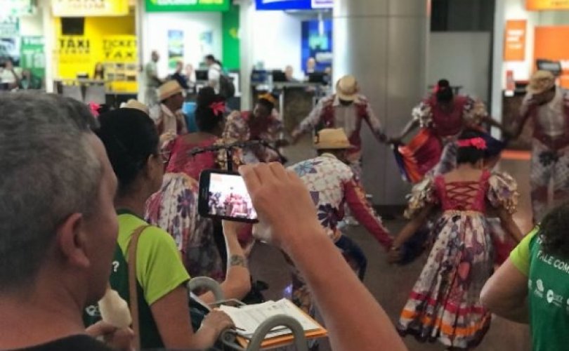 Turista argentino filma recepção cultural recebida neste sábado no Aeroporto Internacional Zumbi dos Palmares - Otávio Camerino e Thiago Tarelli