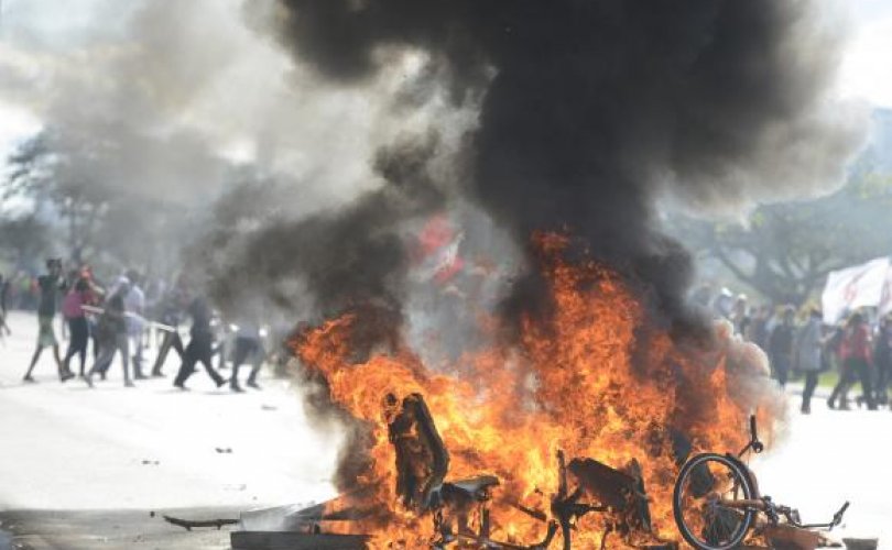 Bicicletas de uso compartilhado incendiadas por um grupo de manifestantes durante protesto contra o governo e as reformas - Marcello Casal Jr/Agência Brasil