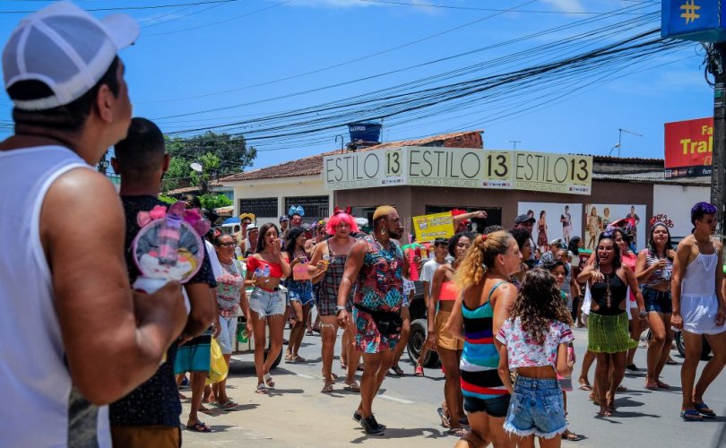 O bloco Bonecas do Biu fez a folia dos moradores do Benedito Bentes Fotos: Pei Fon/ Secom Maceió