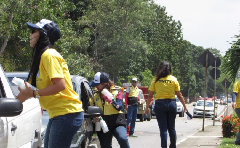 Equipe de Educação da SMTT aborda condutores, motociclistas e pedestres durante ação do Maio Amarelo. Fotos: Uadson Barros/ Ascom SMTT