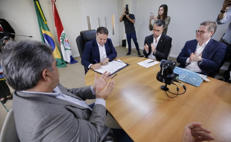 Renan Filho assina termos de fomento a três entidades que atuam na promoção do turismo em Alagoas