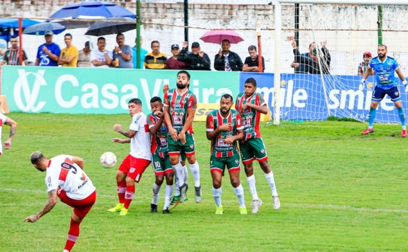 Os dois times atuaram no ataque e criaram as melhores oportunidades nas bolas paradas (Foto: Ailton Cruz/Gazeta de Alagoas) 