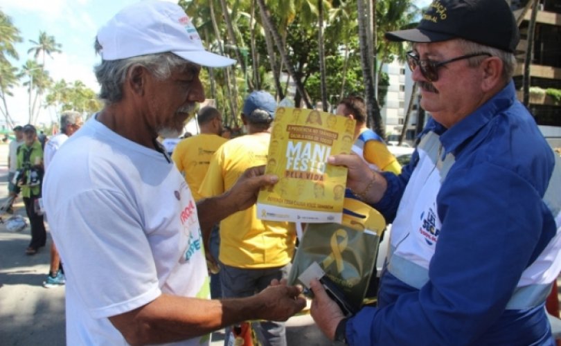 O taxista João da Conceição, de 64 anos, que também trabalha como vendedor aos domingos na Rua Fechada aproveitou a oportunidade para se informar
