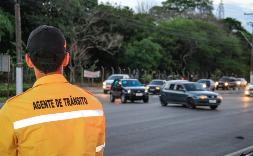 Agentes auxiliam na interdição do trânsito. Foto: Pei Fon/ Secom Maceió