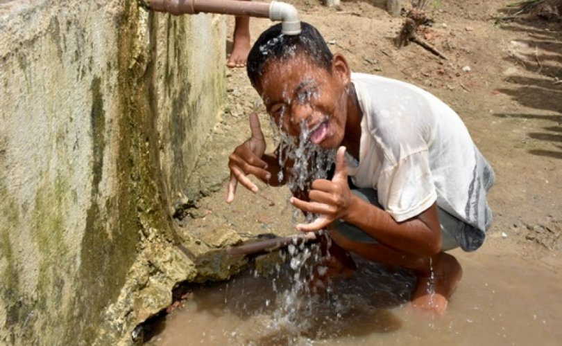 Criança agora brinca feliz com água em abundância graças ao Programa de Perfuração de Poços do Governo de Alagoas na região. Fotos: Neno Canuto