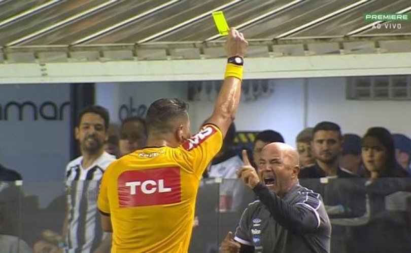 Sampaoli recebe terceiro cartão amarelo e não comandará o Santos contra o Fluminense (Foto: Reprodução)