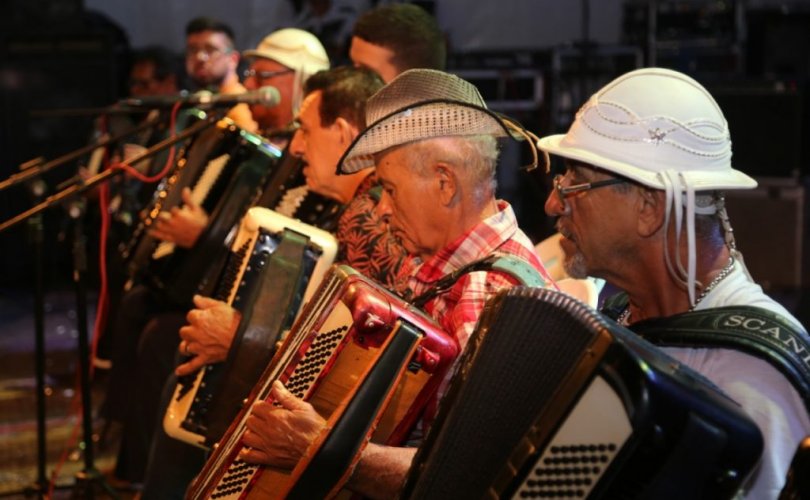 Vários mestres sanfoneiros subiram ao palco ao lado de jovens músicos: a sintonia de gerações que marcou este Aravantu 2019 (Foto: Lucas Ferreira)