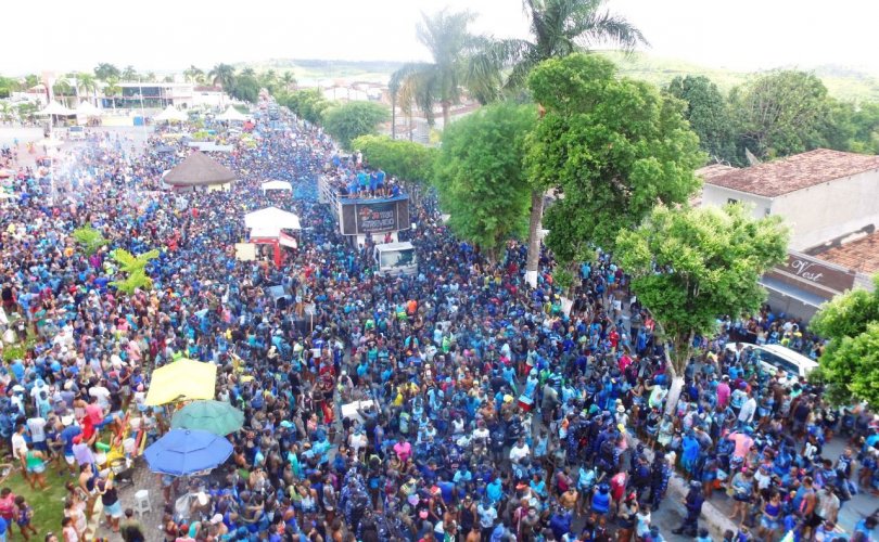 Mais de 35 mil pessoas acompanharam o desfile do Tudo Azul pelas ruas de Murici nesta terça de carnaval