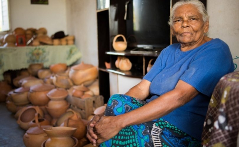 Aos 81 anos, a artesã é integrante da comunidade Muquém, remanescente do Quilombo dos Palmares em Alagoas, berço de Zumbi