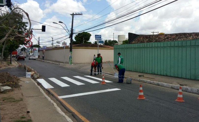 SMTT coloca sinalização horizontal em cruzamento do novo acesso de Arapiraca