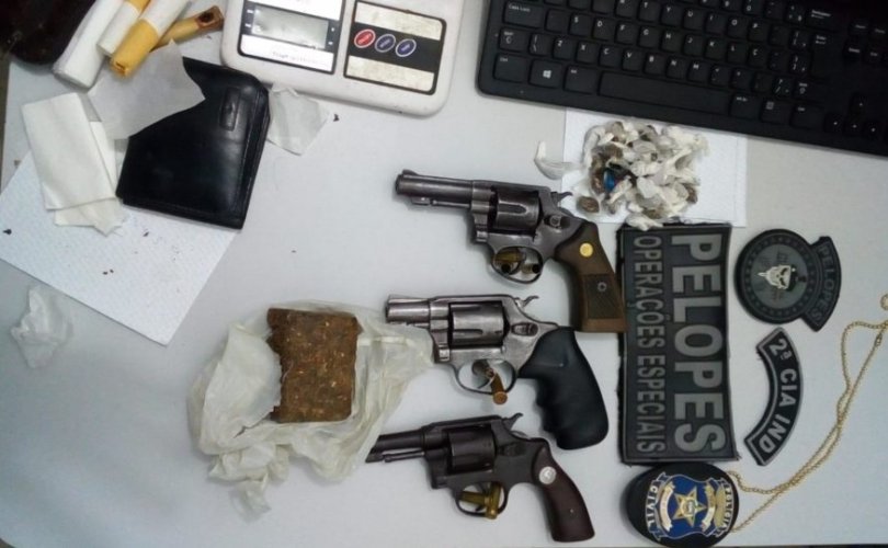 Armas e droga apreendidas com o grupo criminoso (Foto: Ascom/PC)