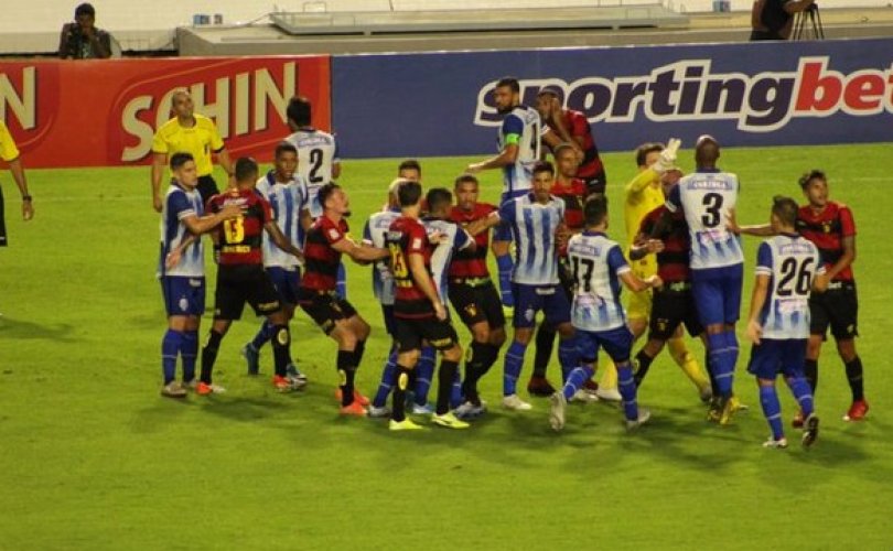 Confusão no jogo entre CSA e Sport (Foto: Mac Cavalcante/GloboEsporte.com)