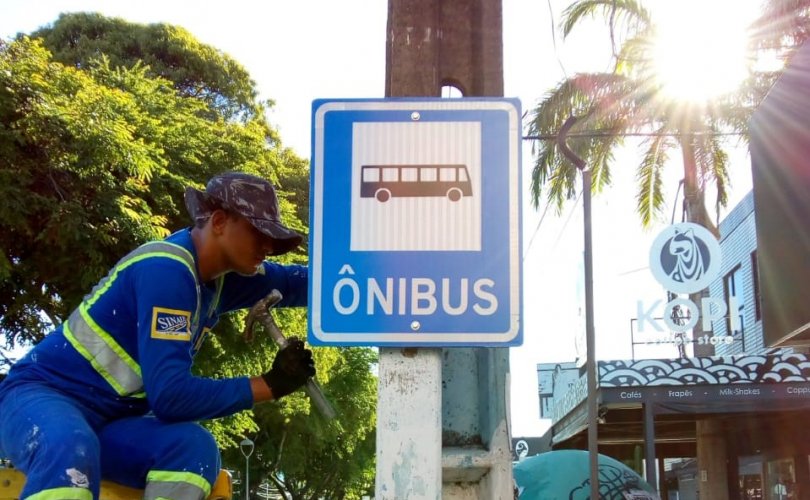 A Avenida Dr. Antônio Gomes de Barros recebeu nova sinalização vertical ao longo da via. Foto: Ascom SMTT