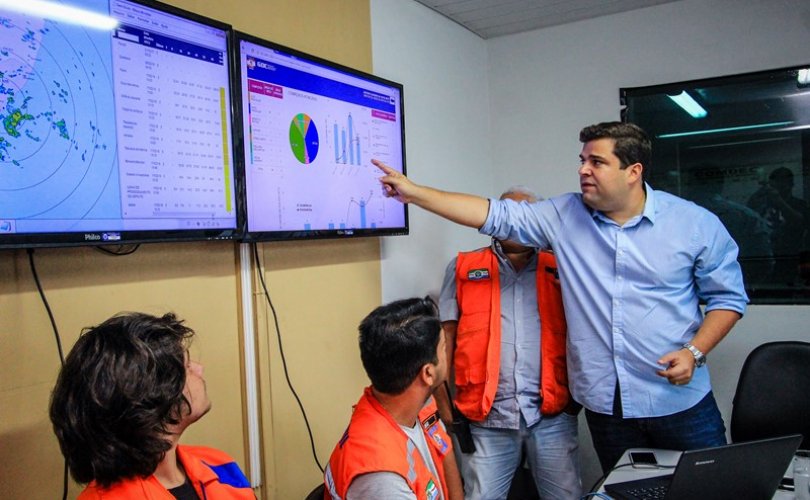 Marcelo Palmeira acompanha o monitoramento das chuvas na Defesa Civil. (Foto: Pei Fon/ Secom Maceió)