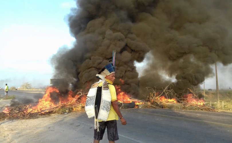 Indígenas bloquearam trechos das rodovias BR 101 e 423 contra a aprovação da PEC 241 (Fotos: Ítallo Timóteo)