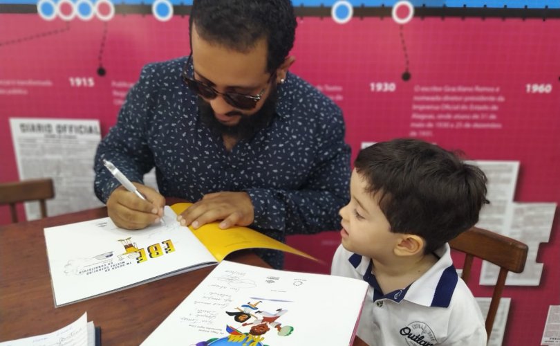 Janu Leite publicou seu primeiro livro infantil (Foto: Imprensa Oficial Graciliano Ramos/ cortesia)