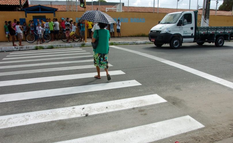 Algumas atitudes são perigosas na hora da travessia, como não utilizar a faixa de pedestres ou passarelas - Foto:Marco Antônio/Secom Maceió