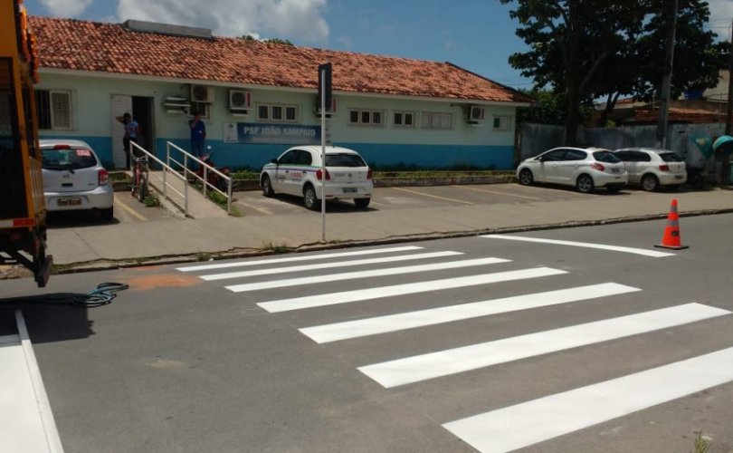 Vias da parte alta recebem novas faixas de pedestres  Faixa de pedestres em frente à Unidade Básica de Saúde do Conjunto João Sampaio. Foto: Ascom SMTT