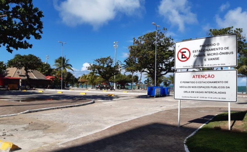 Prefeitura ordena vagas de estacionamento nos bolsões da orla. Espaços receberam novas sinalizações. Foto: SMTT