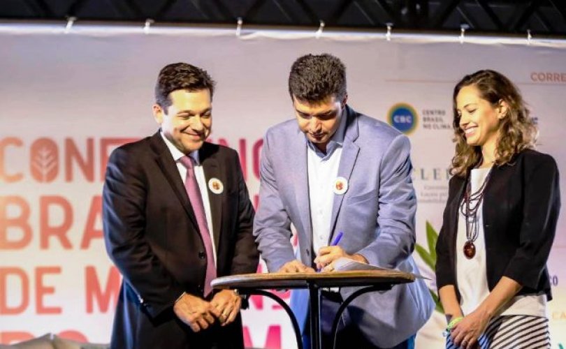 O prefeito Rui Palmeira firmou hoje em Recife a adesão de Maceió ao ICLEI – Governos Locais pela Sustentabilidade. Foto: Andréa do Rego Barros