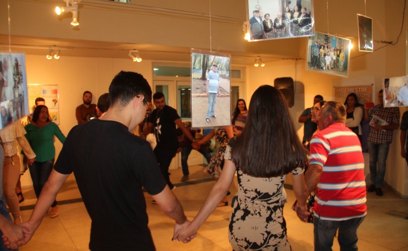 Ciranda da mudança: hall da Casa da Cultura virou espaço de dança do coco de roda. (Foto: Genival Silva)