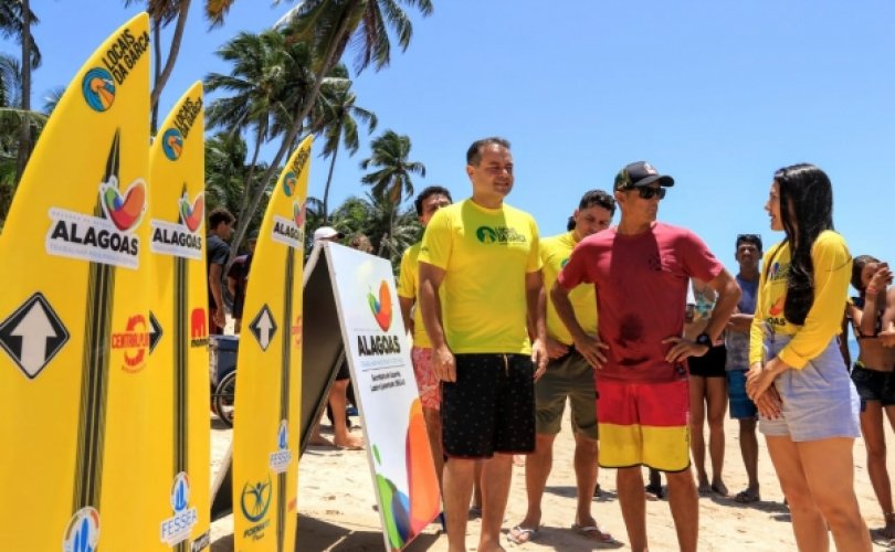 Governador Renan Filho e a secretária de Esporte, Lazer e Juventude, Claudia Petuba, fizeram, neste sábado (12), a entrega de equipamentos de surf para crianças, adolescentes e jovens atendidos pelo projeto Locais da Garça.