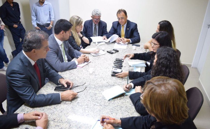 Os deputados Galba Novaes, presidente da CDH, Ronaldo Medeiros e Rodrigo Cunha questionaram as delegadas sobre as providências