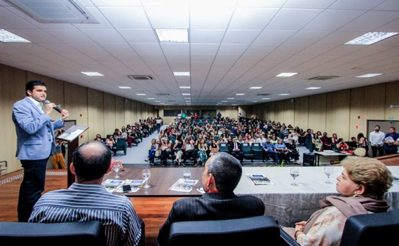 Rui Palmeira parabenizou os novos gestores das escolas municipais. Foto: Pei Fon/ Secom Maceió