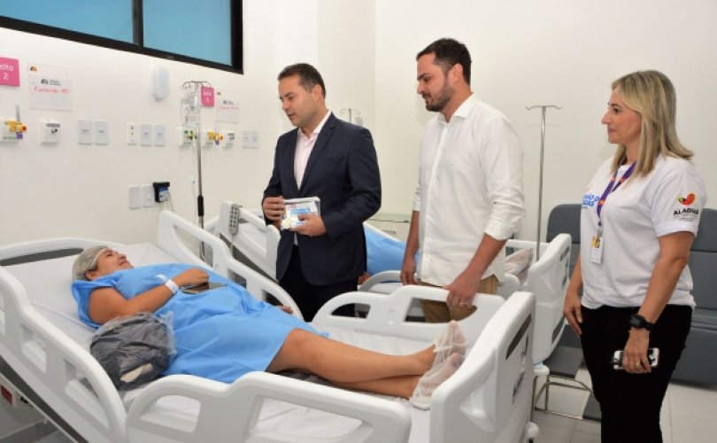 Renan Filho e Alexandre Ayres visitam paciente operada graças ao Mutirão de Cirurgias