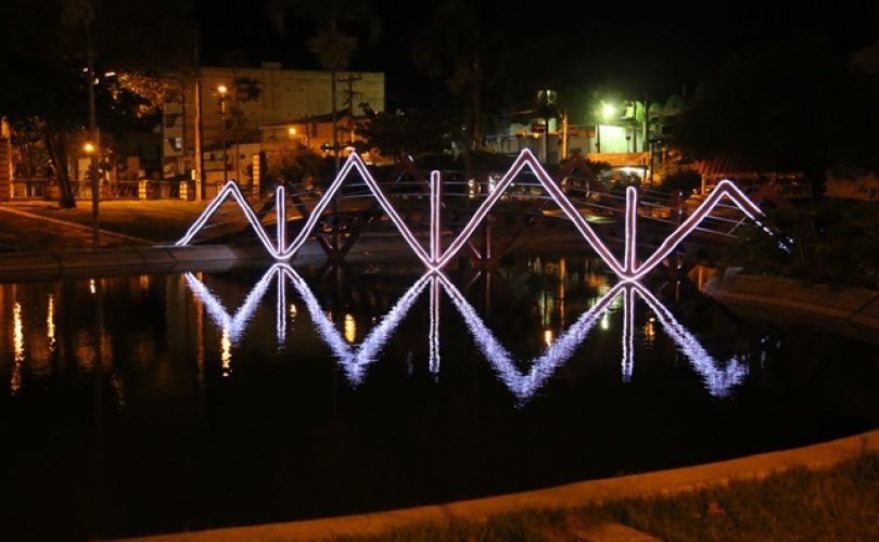 Ponte do lago da Praça Municipal Ceci Cunha ganhou iluminação (Foto: Lucas Ferreira)