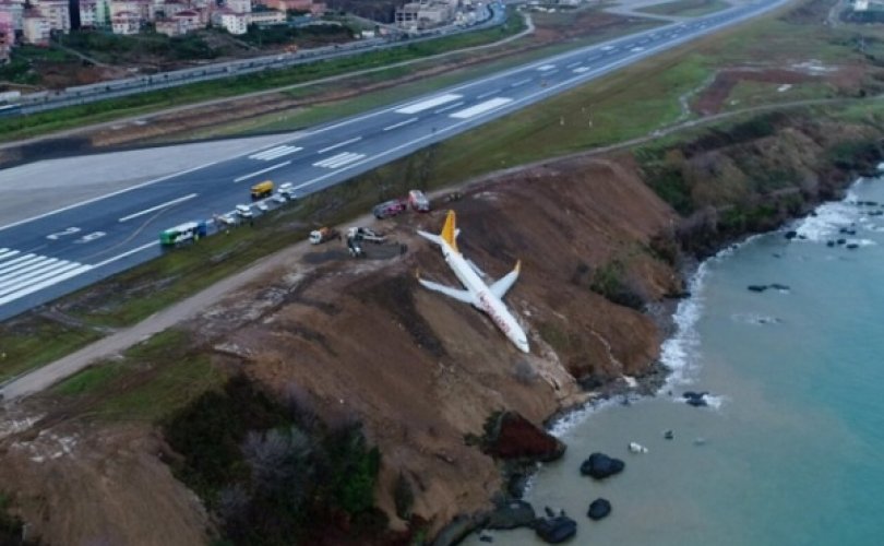 Avião derrapou na pista e parou em barranco na Turquia - Foto: Ilhas News AGgency