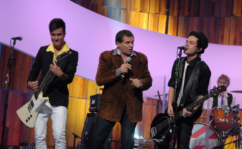 Jerry Adriani e Restart se apresentam no 'Som Brasil' que homenageia a Jovem Guarda em 24/04/2012 (Foto: TV Globo/Matheus Cabral)