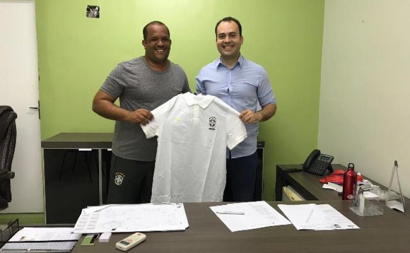 Secretário Jair Galvão e o presidente da Federação Alagoana de Beach Soccer (Falabs), Renato Cardoso. Foto: Júnior Lima/Ascom Semtel