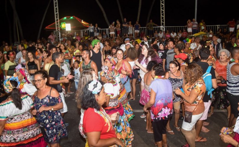 No último dia de Carnaval, foliões acompanharam as atrações na Pajuçara. Fotos:Marco Antonio/Secom Maceió